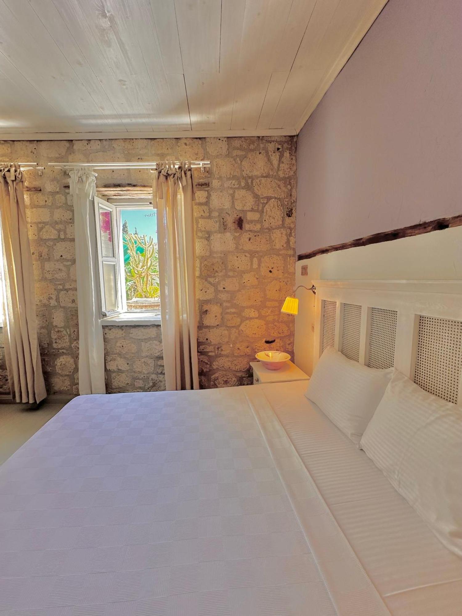 Leonidas Hotel *